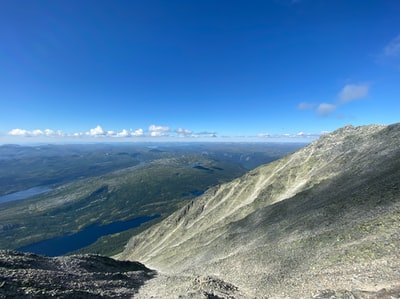 白天蓝天下的青山灰山